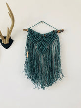 Laad afbeelding in Gallery viewer, Noma macramé wandhanger zeegroen