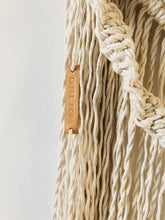 Laad afbeelding in Gallery viewer, Noma macramé wandhanger ketting ecru