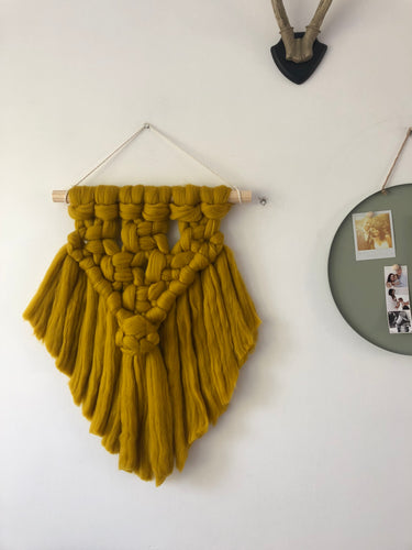 Noma macramé wandhanger okergeel