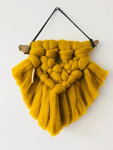 Noma macramé wandhanger okergeel S